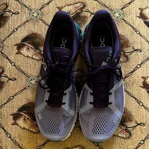 Women’s On Clouds size 10. Super clean, hardly worn.